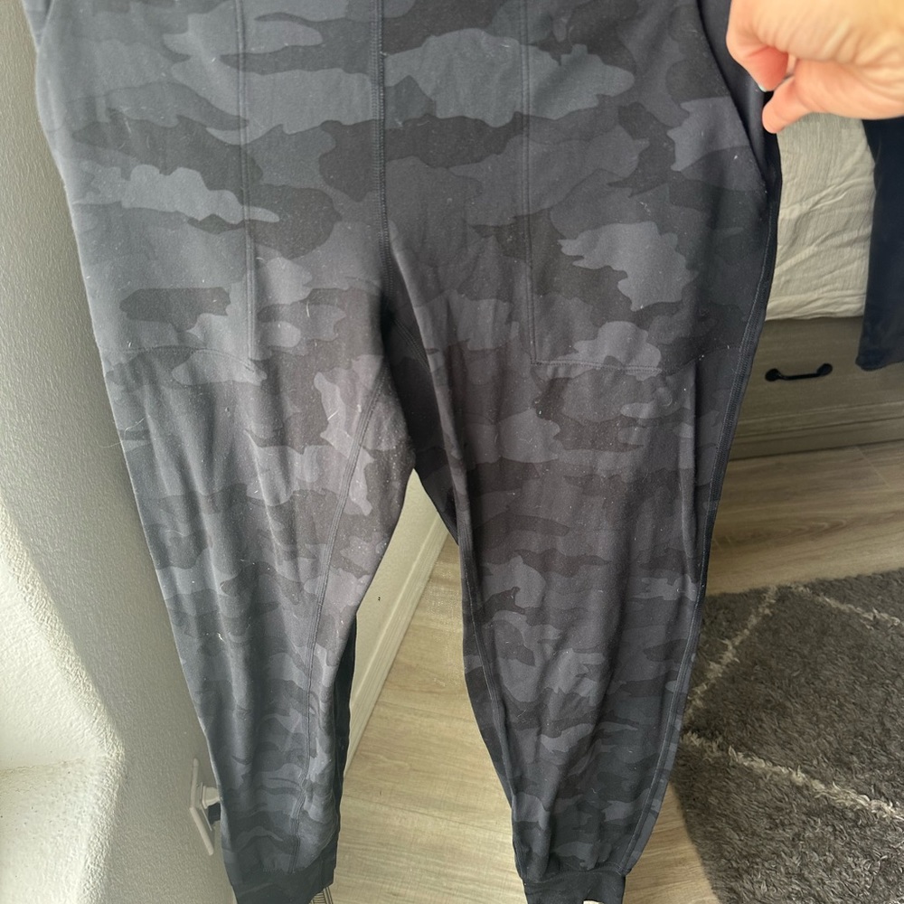 Lululemon Size 6 Jogger Dark Camo